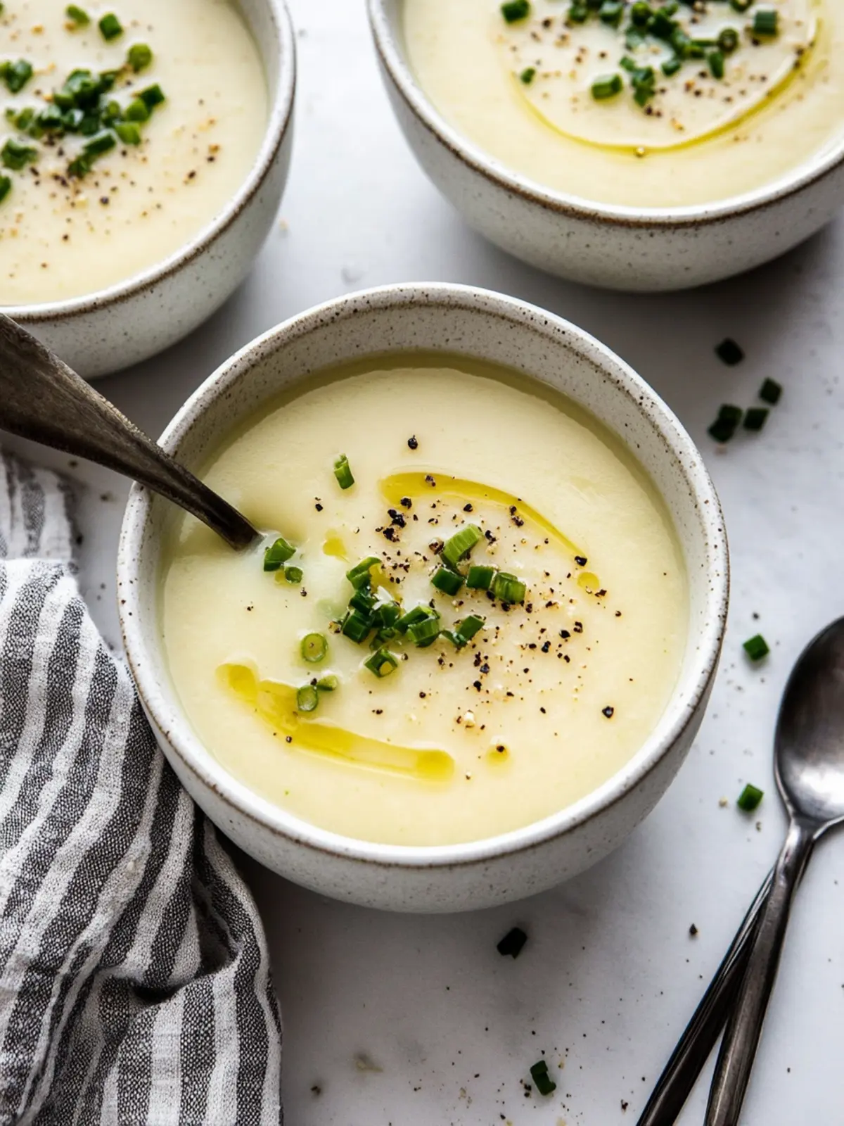 Creamy Potato Leek Soup to Warm Your Soul and Satisfy 2 Potato Leek Soup